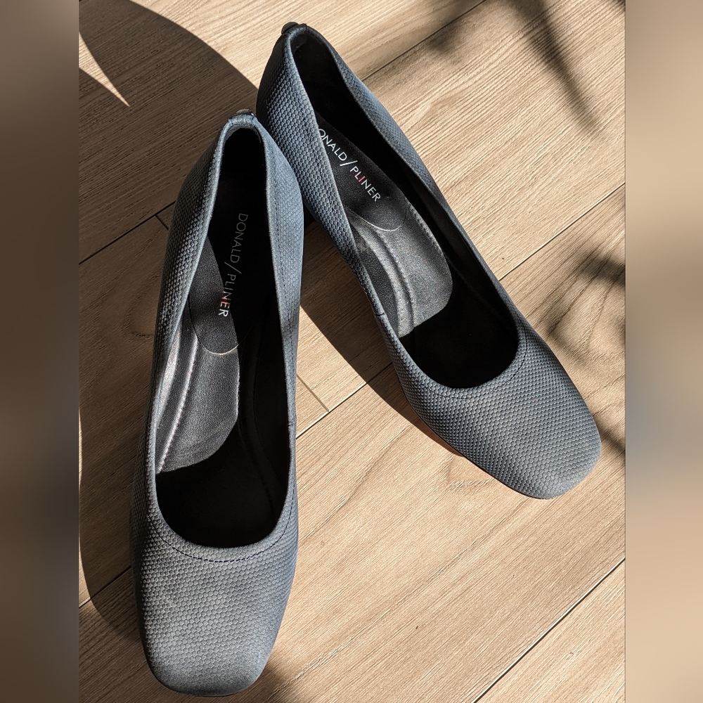Donald Pliner Navy women's 10 heels